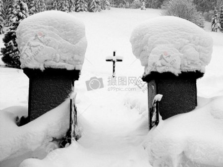 雪地里的坟场
