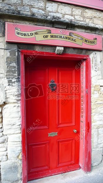 红色的木质门