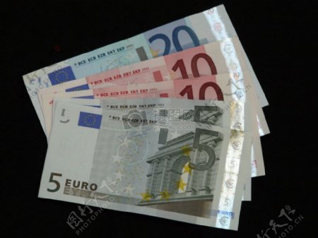 金额不等的欧元钞票