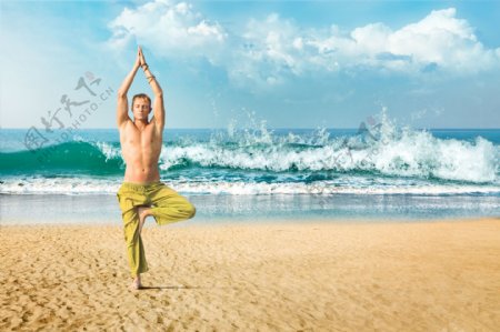 海边瑜伽的男子图片