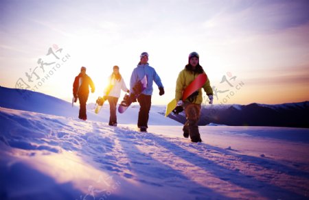 冬季滑雪运动员图片