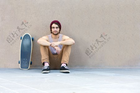 男人和滑板