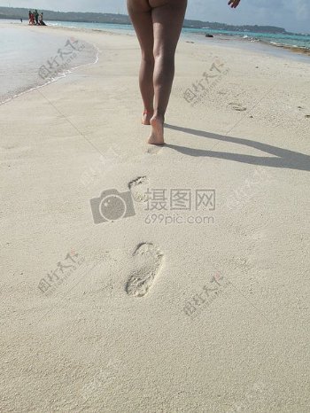 海边沙滩上的脚印