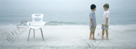 海边玩耍的儿童图片