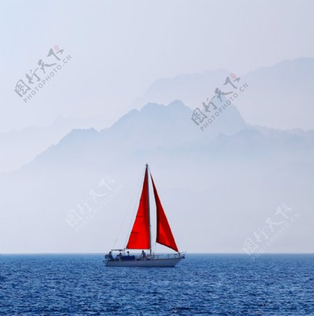 海里的红色船图片