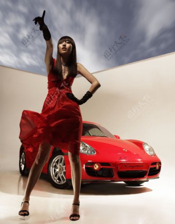 红色汽车与美女图片