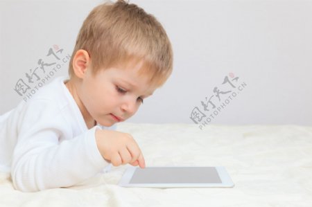 玩平板电脑的孩子图片