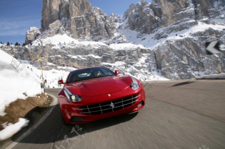 红色跑车与雪景图片