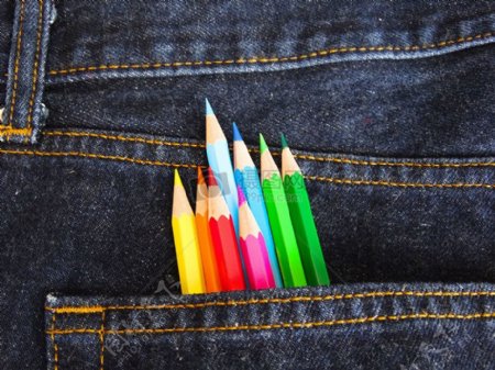 彩色铅笔放在裤兜里随身携带