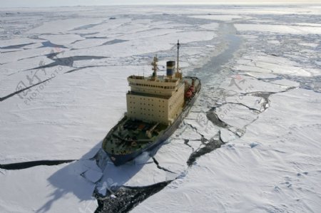 在冰面上行驶的轮船图片