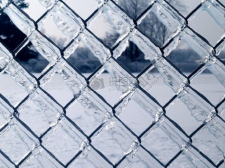 篮球场围墙上的冰