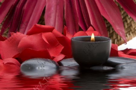 红色花瓣与蜡烛