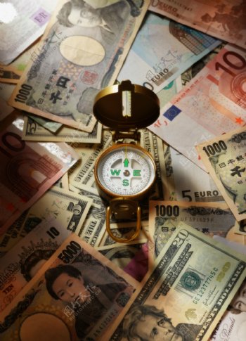 指南针与钞票图片