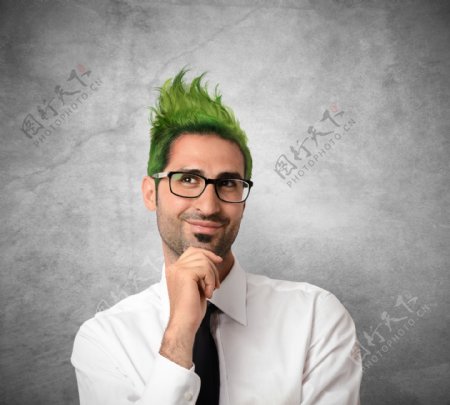 绿头发的外国男人图片