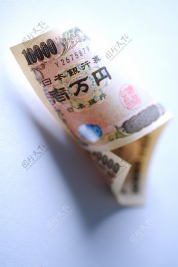 一张卷起的日本银行券特写图片
