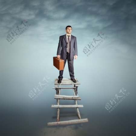 站在木梯子上的外国男人图片