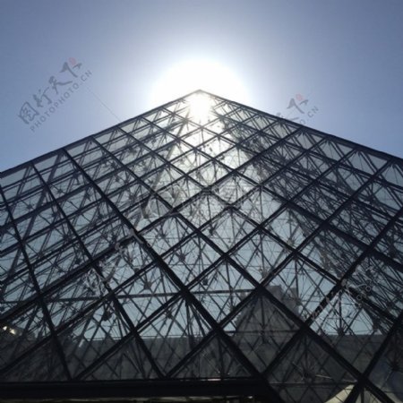 太阳下的巴黎金字塔