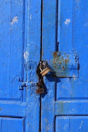 蓝色大门之间的金属锁