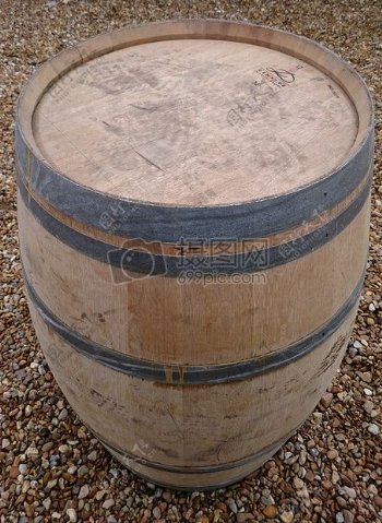 古老的棕色酒桶