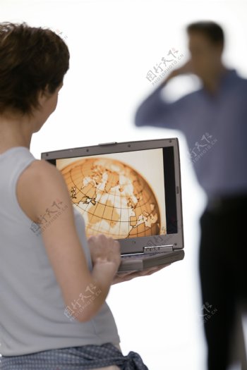 拿着手提电脑的商务女性图片
