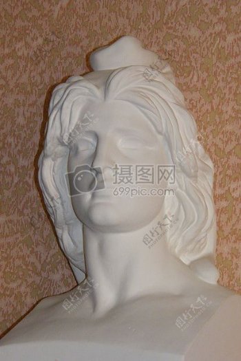 白色的玛丽安雕像