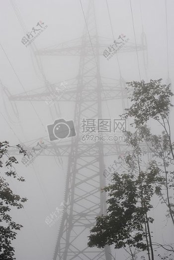 大雾里的电源线