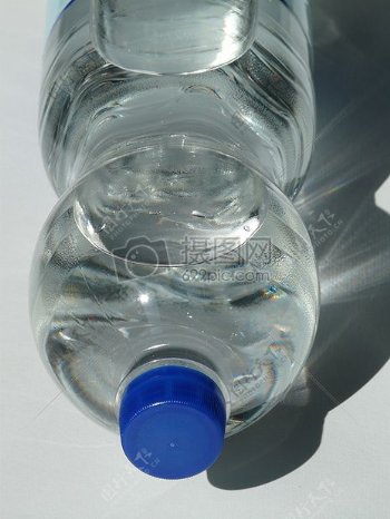 一瓶透明的矿泉水