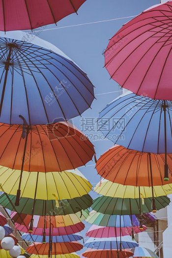 白天不同颜色的伞对齐