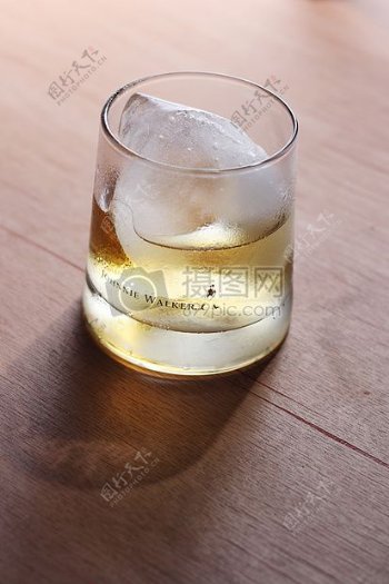 玻璃冰威士忌威士忌杜琪峰沃克