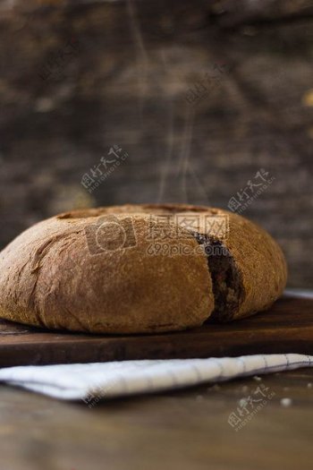 自制烘烤的面包