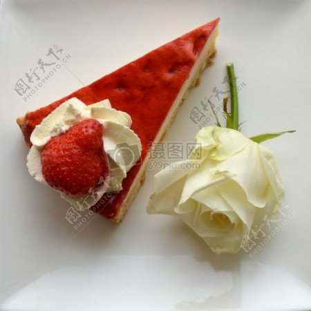 特写草莓蛋糕和玫瑰