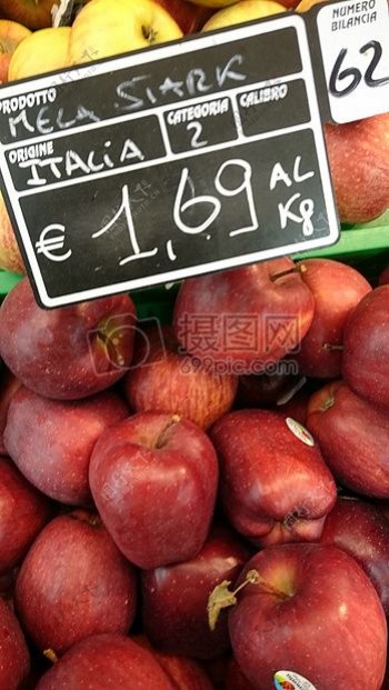 超市里堆积的水果