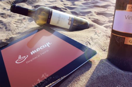 沙滩上的电脑和红酒