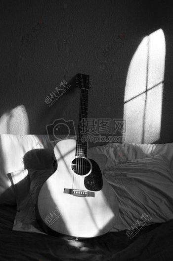 白色的木吉他灰色和白色纺织
