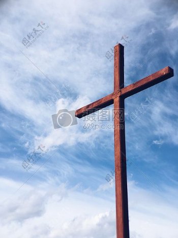 白天棕色木制十字架在蓝色和白色的天空
