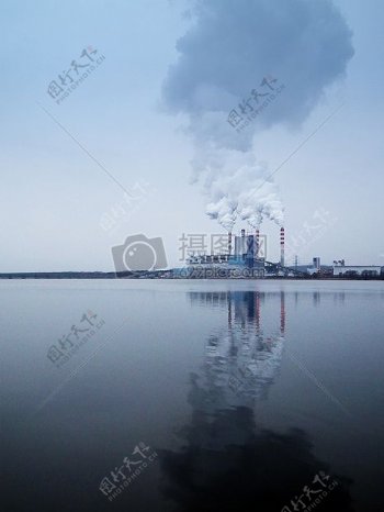 大海天空水海洋工厂反射烟
