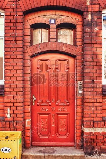 红砖墙老门