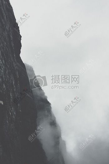 悬崖峭壁上的浓雾