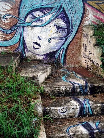 女人蓝色主题街头艺术