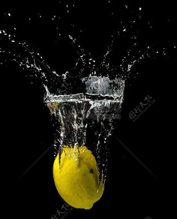 黄柠檬浸在水中