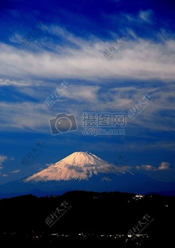 天空下的富士山