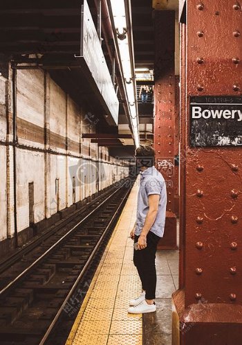 男子在火车站灰色POLO衫和黑裤子