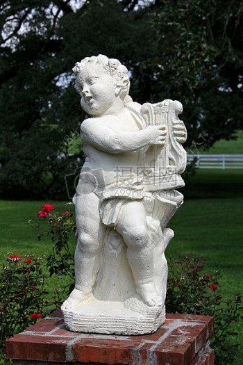 白色的雕像约一个孩子