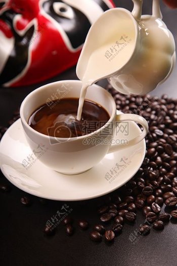 奶和棕色咖啡