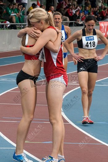 运动女孩拥抱在一起