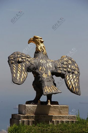 公园里的鹰雕像
