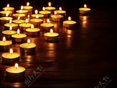 夜晚祈祷蜡烛图片