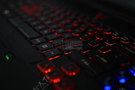 亮彩灯的黑色键盘
