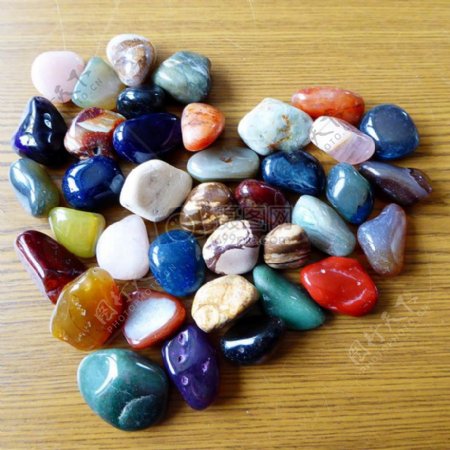 桌子排成爱心的石头