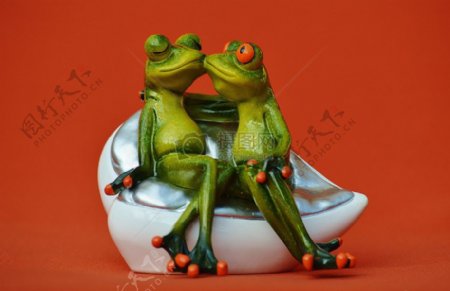 沙发上的情侣青蛙